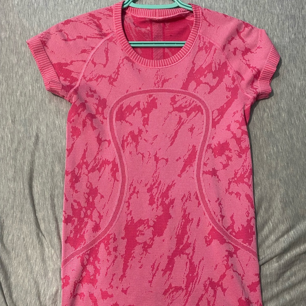 Lululemon Swiftly Tech Short Sleeve shirt. Size 4